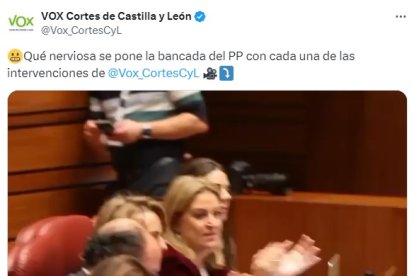Publicación en X de Vox con las imágenes de la bancada del PP.