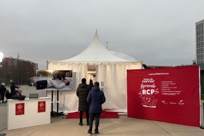 Varias personas esperan para acceder a la carpa de la plaza del Milenio.