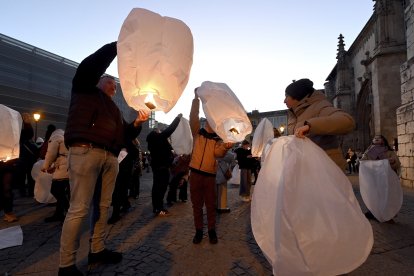 Suelta de farolillos de la Asociación Proyecto Rubare.