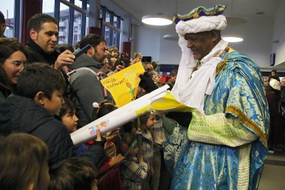 Llegada de los Reyes Magos a la estación de Adif en León.
