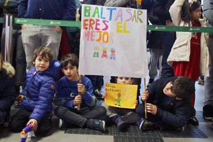 Llegada de los Reyes Magos a la estación de Adif en León.
