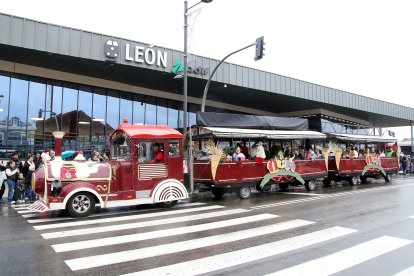 Llegada de los Reyes Magos a la estación de Adif en León.