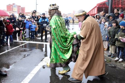 Llegada de los Reyes Magos a la estación de Adif en León.