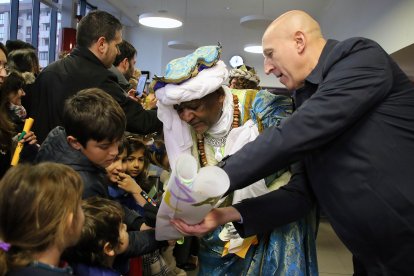 Llegada de los Reyes Magos a la estación de Adif en León.