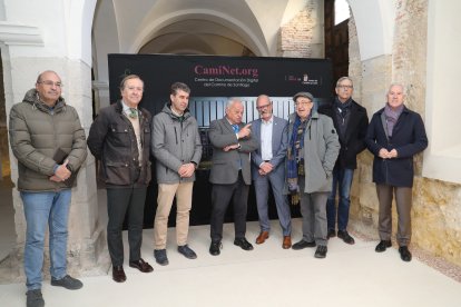 El consejero de Cultura, Gonzalo Santonja; junto al presidente de la asociación Camino Francés Federación, Miguel Pérez Cabezas; y al presidente honorífico de la asociación, Ángel Luis Barreda, entre otros, en la presentación.