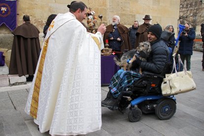 Los leoneses acuden con sus mascotas a la tradicional bendición de San Antón en la parroquia de San Marcelo. ICAL