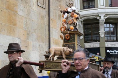 Los leoneses acuden con sus mascotas a la tradicional bendición de San Antón en la parroquia de San Marcelo. ICAL