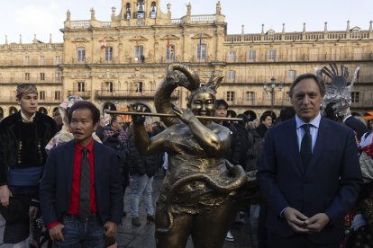 El alcalde de Salamanca, Carlos García Carbayo, y el escultor Xu Hongfei presentan la escultura dedicada al Año de la Serpiente.