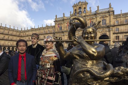 El alcalde de Salamanca, Carlos García Carbayo, y el escultor Xu Hongfei presentan la escultura dedicada al Año de la Serpiente.