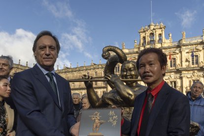 El alcalde de Salamanca, Carlos García Carbayo, y el escultor Xu Hongfei presentan la escultura dedicada al Año de la Serpiente.