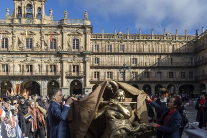 El alcalde de Salamanca, Carlos García Carbayo, y el escultor Xu Hongfei presentan la escultura dedicada al Año de la Serpiente.
