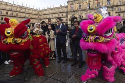 El alcalde de Salamanca, Carlos García Carbayo, y el escultor Xu Hongfei presentan la escultura dedicada al Año de la Serpiente.