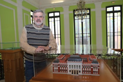 El director del IES Jorge Manrique, Arturo Polanco, junto a la maqueta del centro que cumple 180 años.