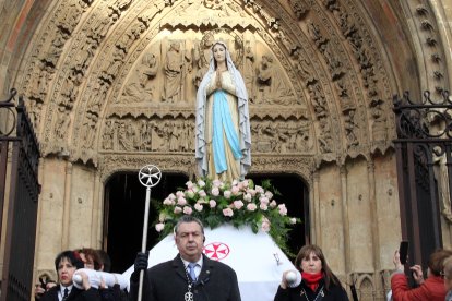 La Hospitalidad de Nuestra Señora de Lourdes de León en la procesión de antorchas.