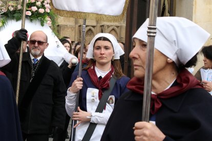 La Hospitalidad de Nuestra Señora de Lourdes de León en la procesión de antorchas.