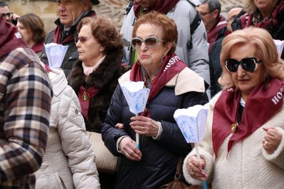 La Hospitalidad de Nuestra Señora de Lourdes de León en la procesión de antorchas.