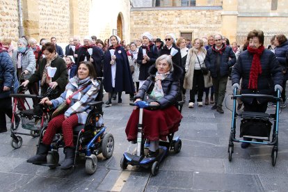 La Hospitalidad de Nuestra Señora de Lourdes de León en la procesión de antorchas.