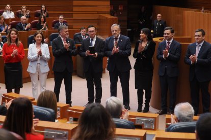 Javier Burrieza, con los miembros de la Mesa de las Cortes.