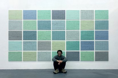 El artista abulense Albano Hernández delante de su serie ‘Chop! Chop! Chop!’, que se mostrará en el expositor de Pi Artwork en ARCO 2025.