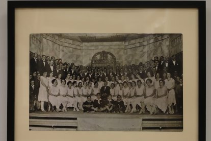 Coral  filarmónica palentina de 1929 en la exposición sobre el centenario del Himno de Palencia