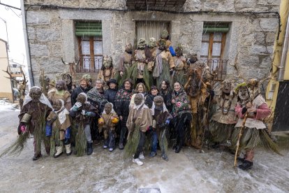 La localidad abulense de Navarrevisca revive tradicional fiesta de Carvanal, con los Jarramachos, la tiznaera y cencerrá
