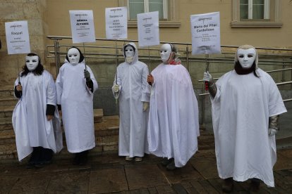 Manifestación de la Plataforma por los Derechos de las Mujeres de Palencia por la calle Mayor y  la Plaza Mayor en Palencia