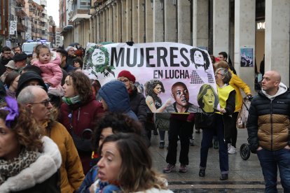Manifestación de la Plataforma por los Derechos de las Mujeres de Palencia por la calle Mayor y  la Plaza Mayor en Palencia