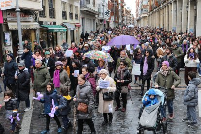Manifestación de la Plataforma por los Derechos de las Mujeres de Palencia por la calle Mayor y  la Plaza Mayor en Palencia