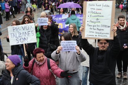Manifestación de la Plataforma por los Derechos de las Mujeres de Palencia por la calle Mayor y  la Plaza Mayor en Palencia