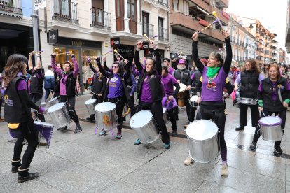 Manifestación de la Plataforma por los Derechos de las Mujeres de Palencia por la calle Mayor y  la Plaza Mayor en Palencia