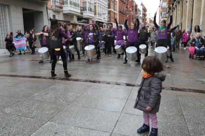 Manifestación de la Plataforma por los Derechos de las Mujeres de Palencia por la calle Mayor y  la Plaza Mayor en Palencia
