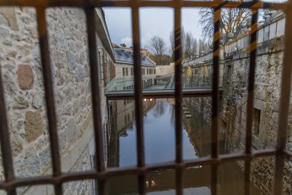 Desbordamiento del Eresma a su paso por la casa de la Moneda en Segovia