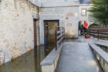 Desbordamiento del Eresma a su paso por la casa de la Moneda en Segovia