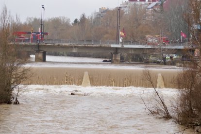 Crecida del río Bernesga a su paso por la capital leonesa