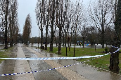 Desbordamiento del río Adaja en el parque de El Soto, en la capital abulense