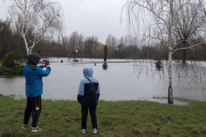 Desbordamiento del río Adaja en el parque de El Soto, en la capital abulense