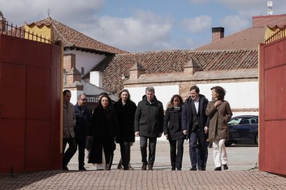 Alberto Núñez Feijóo y Alfonso Fernández Mañueco visitan la bodega Hijos de Alberto Gutiérrez en Serrada (Valladolid).