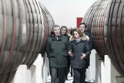 Alberto Núñez Feijóo y Alfonso Fernández Mañueco visitan la bodega Hijos de Alberto Gutiérrez en Serrada (Valladolid).