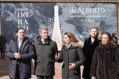 Alberto Núñez Feijóo y Alfonso Fernández Mañueco visitan la bodega Hijos de Alberto Gutiérrez en Serrada (Valladolid).