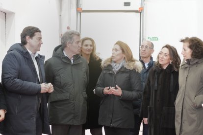 Alberto Núñez Feijóo y Alfonso Fernández Mañueco visitan la bodega Hijos de Alberto Gutiérrez en Serrada (Valladolid).