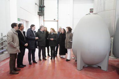 Alberto Núñez Feijóo y Alfonso Fernández Mañueco visitan la bodega Hijos de Alberto Gutiérrez en Serrada (Valladolid).