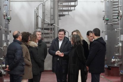 Alberto Núñez Feijóo y Alfonso Fernández Mañueco visitan la bodega Hijos de Alberto Gutiérrez en Serrada (Valladolid).