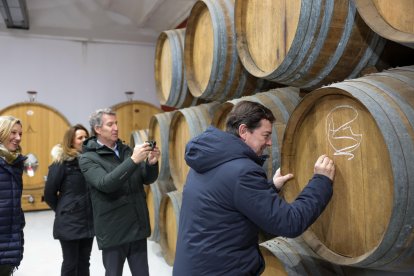 Alberto Núñez Feijóo y Alfonso Fernández Mañueco visitan una quesería en Serrada (Valladolid).