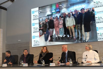La presidenta de la Diputación de Palencia, Ángeles Armisén, junto con Francisco Pérez; y Enrique Martínez en la rueda de prensa del proyecto Arraigo.