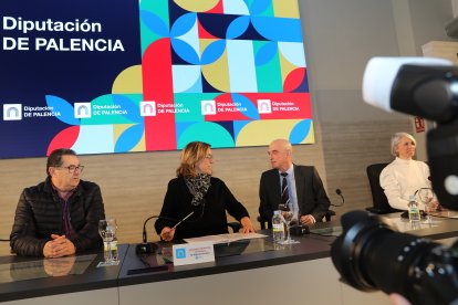 La presidenta de la Diputación de Palencia, Ángeles Armisén, junto con Francisco Pérez; y Enrique Martínez en la rueda de prensa del proyecto Arraigo.