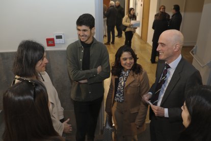 La presidenta de la Diputación de Palencia, Ángeles Armisén, junto con Francisco Pérez; y Enrique Martínez en la rueda de prensa del proyecto Arraigo.