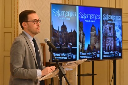 Ángel Fernández Silva, concejal de turismo de Salamanca, en la presentación de 'Salamanca toca el cielo'
