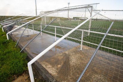 Destrozos en el campo de fútbol de Ciudad Rodrigo. 