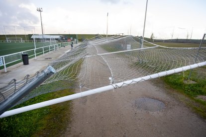 Destrozos en el campo de fútbol de Ciudad Rodrigo.