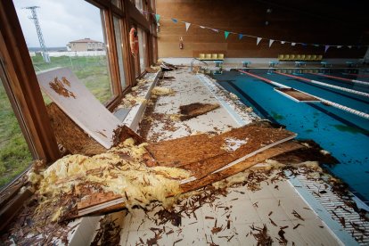 Destrozos en la piscina de Ciudad Rodrigo, vistos desde el interior
